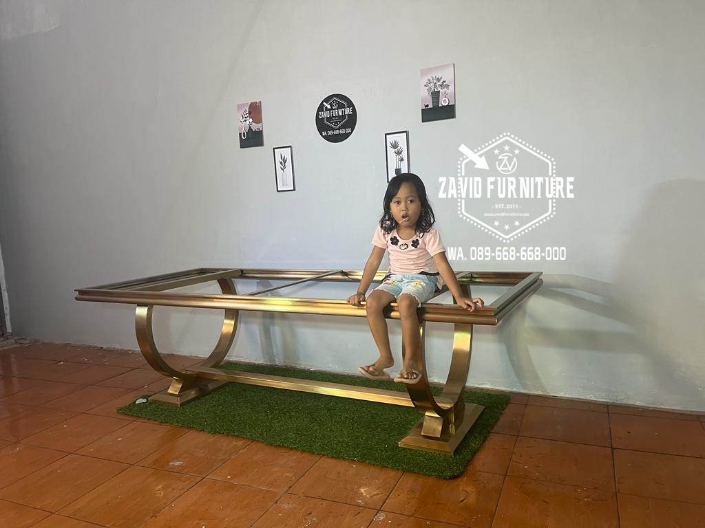 Jual Kaki Meja Cincin Stainless Hairline Gold Doff Kualitas Paling Oke Produk yang sedang populer beberapa tahun belakangan ini yaitu stainless. Stainless sendiri memang sebetulnya sudah tidak asing penggunaannya di dalam kehidupan masyarakat kita, sehingga tidak heran rasanya jika penggunaan stainless mulai merambah pada produk-produk furnitur. Dalam pembahasan kali ini akan disampaikan kepada anda para pembaca sekalian bagaimana apik dan cantiknya penggunaan stainless untuk Kaki Meja Cincin Stainless Hairline Gold yang bukan hanya menambah nilai estetikanya saja tetapi juga nilai-nilai yang lain. Desain dan model futuristik dianggap paling tepat mengimplementasikan penggunaan bahan-bahan dari besi termasuk di dalamnya stainless, karena dianggap mampu mewakili kesan modernitas dan kemajuan. Tidak melulu hanya bisa menggunakan warna silver atau berpenampilan mirror seperti kebanyakan yang orang ketahui, karena sebetulnya bisa diterapkan pula pewarnaan lainnya. Misalnya gold untuk menambah aksen mewah seperti yang terlihat pada Kaki Meja Makan. Pewarnaan tersebut berhasil menjadi satu kesatuan yang cantik dengan desain solidnya, sehingga bukan hanya aksen mewah tadi yang terpancar tetapi aksen anggun nan elegan juga sukses didapatkan dengan baik. Oleh karena itu, produk yang satu ini banyak disukai para keluarga untuk menjadi furniture ruang tamu mereka. Desainnya yang terbilang minimalis modern sangat menarik, ini merupakan daya tarik tersendiri bagi kalian yang melihatnya. Selain stainless kami juga sudah cukup lama mendapatkan permintaan untuk membuat meja marmer yang solid sangat kuat dan tahan lama dari para pengguna furniture di area lokal jawa tengah. Rangka kaki meja stainless ini akan sangat cocok dikombinasikan dengan top meja marmer atau dikombinasikan dengan kaca. Bahan stainless disebut-sebut memiliki keunikan tersendiri dibandingkan dengan bahan lain seperti kayu, rotan, bahkan keluarga logam selain stainless. Keunikan yang dimaksud adalah keawetan dan ketahanan yang biasanya menjadi keluhan banyak pemilik item furnitur. Bahan kayu dikeluhkan dapat terserang rayap, sedangkan bahan logam selain stainless dikeluhkan tentang karat yang kerap timbul. Karena alasan itulah bahan stainless seolah menjadi wajah baru dalam dunia furniture jepara.