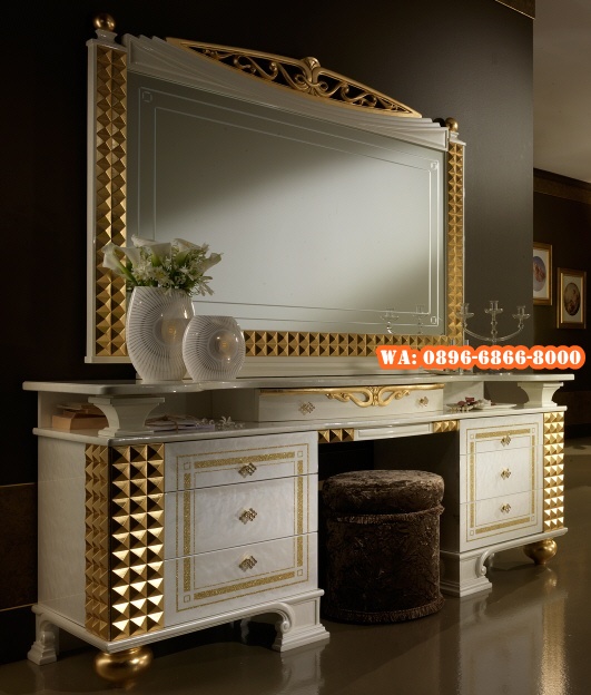 Meja Rias Antik Itali Modern