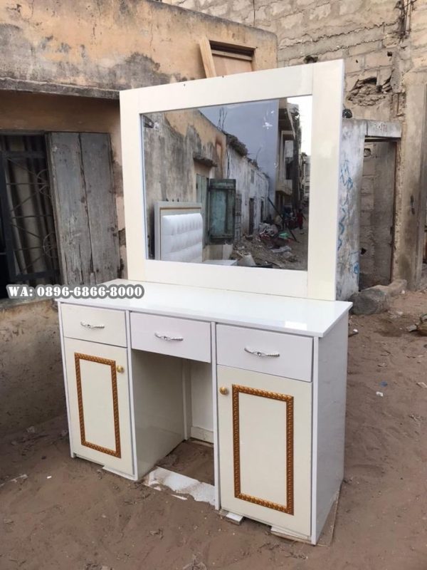 Meja Rias Modern Keinian