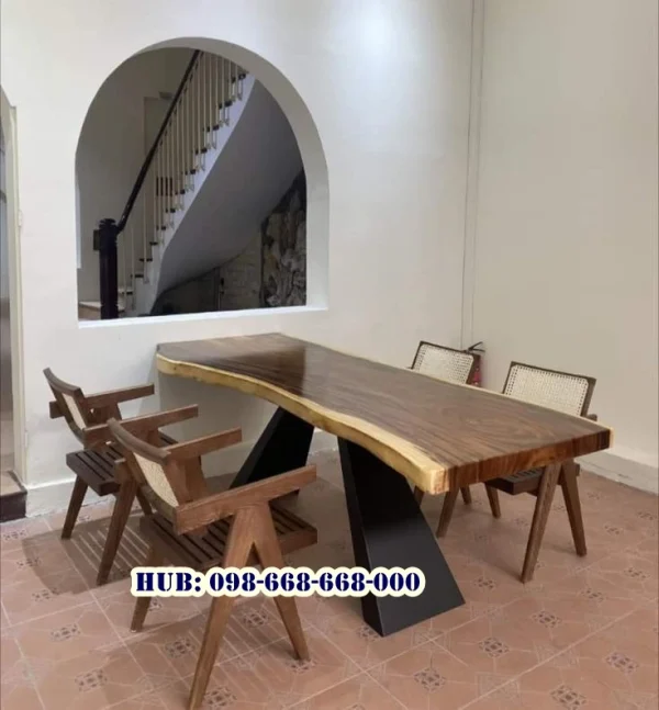 Meja Makan Kayu Kaki Besi Kokoh