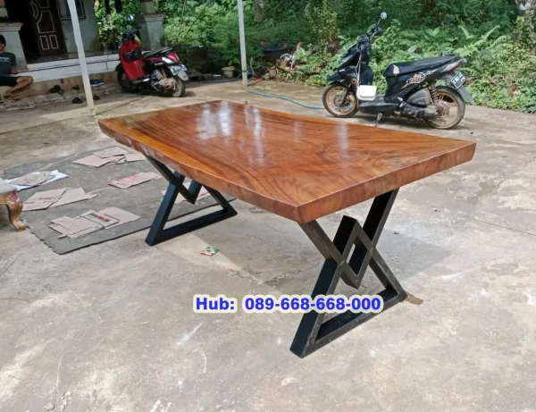 Meja Trembesi Utuh Kaki Besi